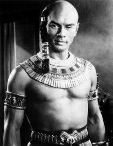 Yul Brynner dans les dix commandements avec sa natte légendaire Yul Brynner dans les dix commandements avec sa natte légendaire