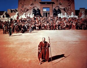 sortie d'égypte Moïse devant le temple de Pharaon avec la foule derrière lui sortie d'égypte Moïse devant le temple de Pharaon avec la foule derrière lui