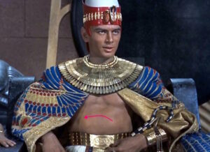 Yul Brynner sur son trône dans les Dix Commandements Yul Brynner sur son trône avec une veine abdominale prête à exploser